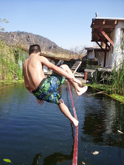 Junge springt in einen Teich