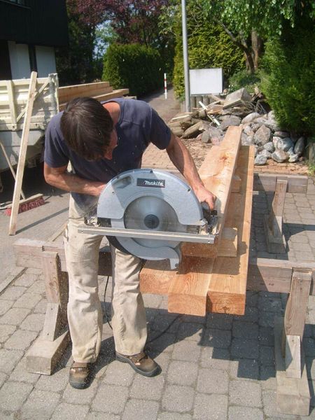 Holz wird zugesägt